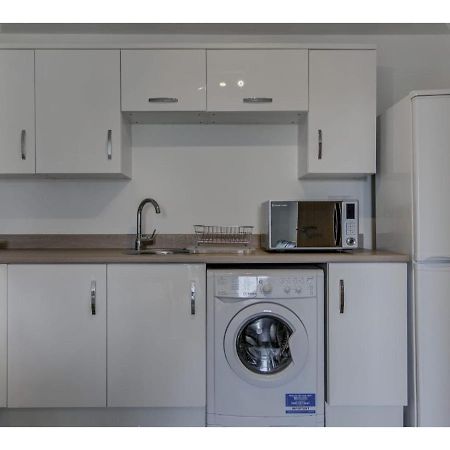 Large, Spacious And Modern Apt For 4 In Манчестър Екстериор снимка