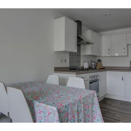 Large, Spacious And Modern Apt For 4 In Манчестър Екстериор снимка