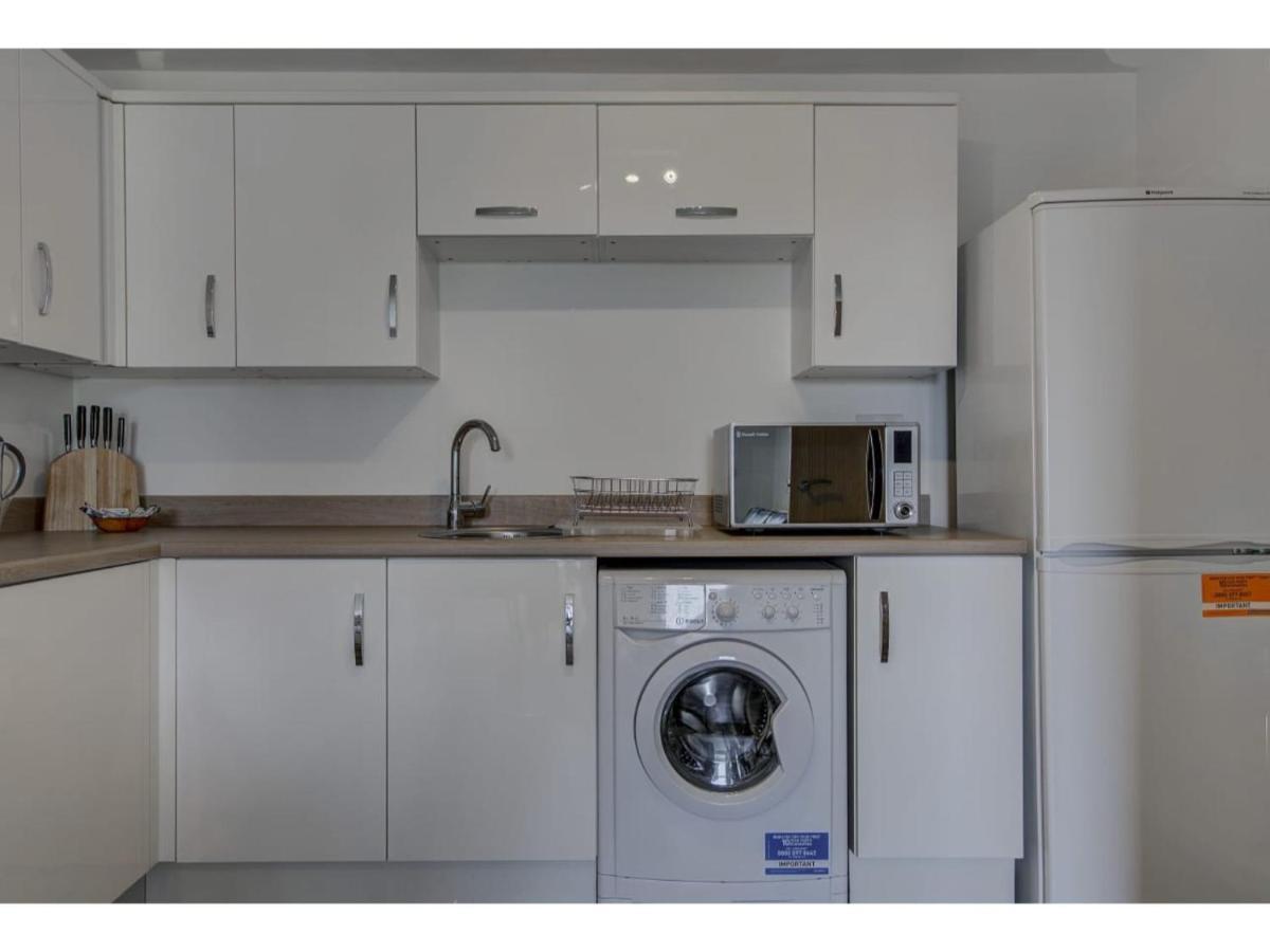 Large, Spacious And Modern Apt For 4 In Манчестър Екстериор снимка