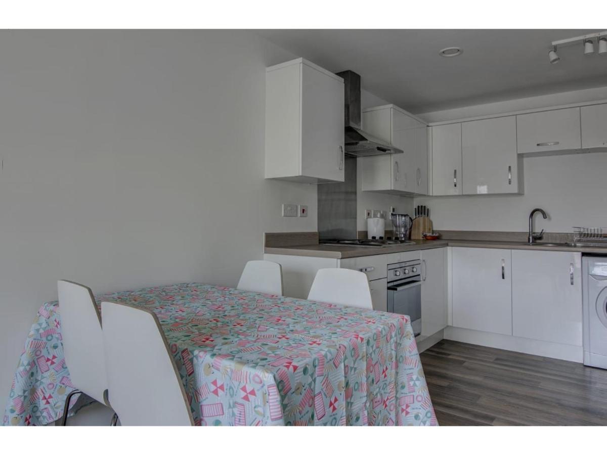 Large, Spacious And Modern Apt For 4 In Манчестър Екстериор снимка