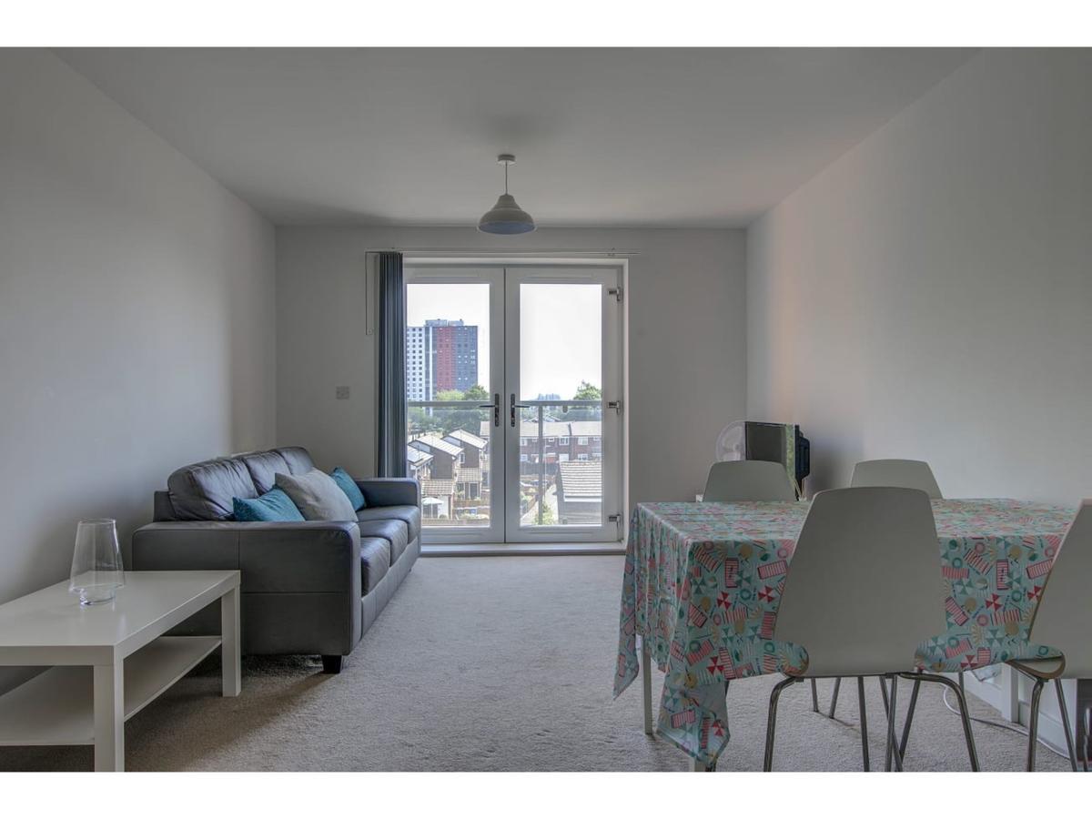 Large, Spacious And Modern Apt For 4 In Манчестър Екстериор снимка